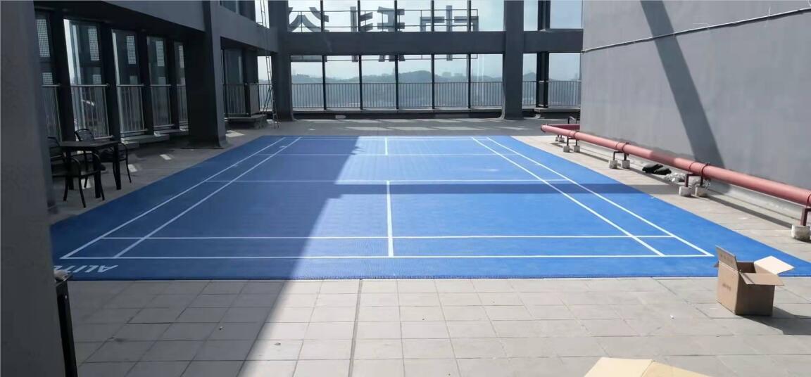 深圳平湖中科谷楼顶悬浮地板羽毛球场